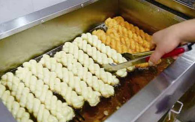 初中沒畢業靠麻花創業，第一天賣出4000多根